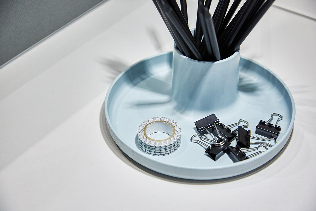 Vitra - Ablage "O-Tidy" Aufbewahrungsschale mit Stifteköcher in der Mitte aus einem Guss in Himmelgrau mit Dekoration