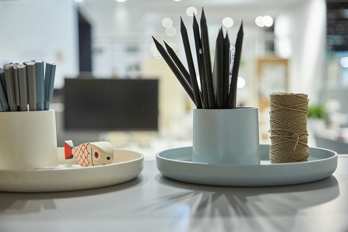 Vitra - Ablage "O-Tidy" Aufbewahrungsschale mit Stifteköcher in der Mitte aus einem Guss in Himmelgrau und weiß mit Dekoration