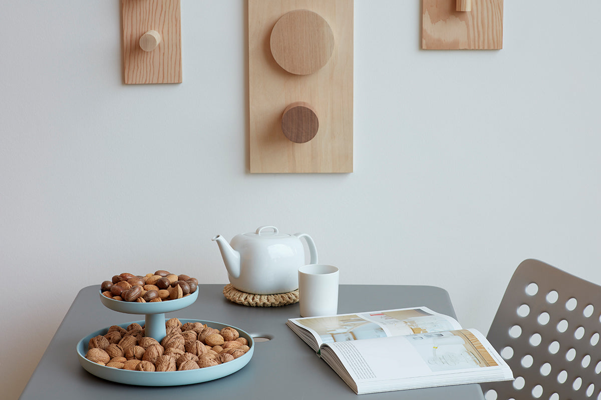 Vitra - Ablage "Rotary Tray" ist eine Etagere in Eisgrau, dekoriert