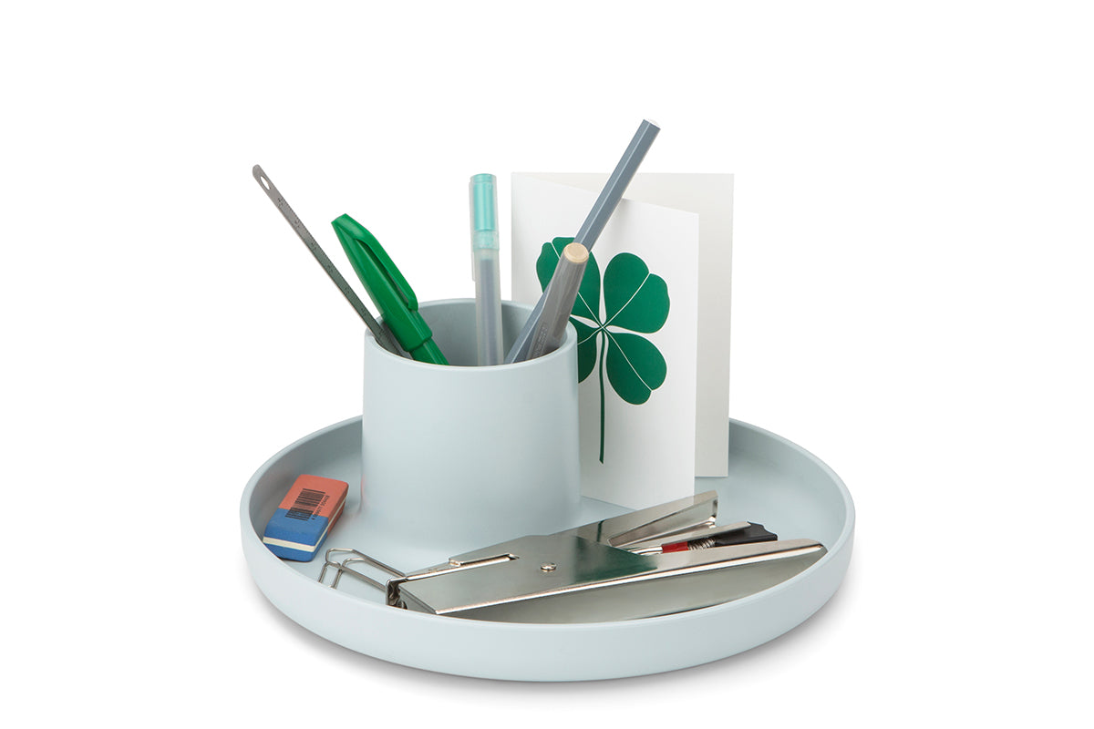 Vitra - Ablage "O-Tidy" Aufbewahrungsschale mit Stifteköcher in der Mitte aus einem Guss in Himmelgrau mit Dekoration