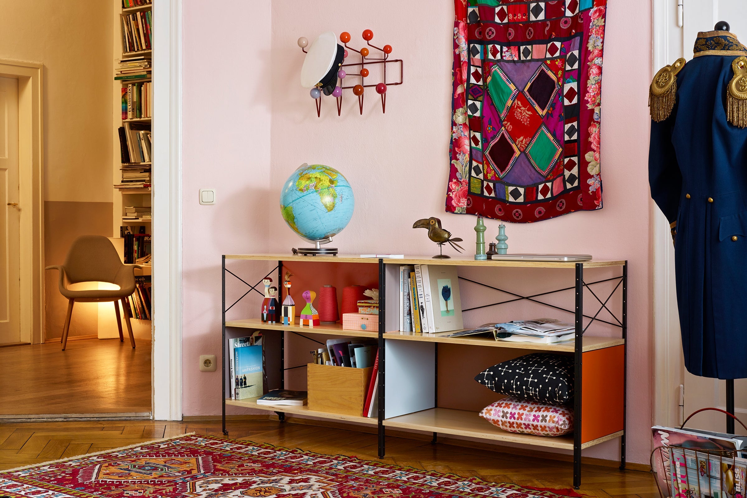 Vitra - Garderobe "Hang it all" Rote Metallgaderobe mit Kugeln in röttönen zum aufhängen, dekoriert