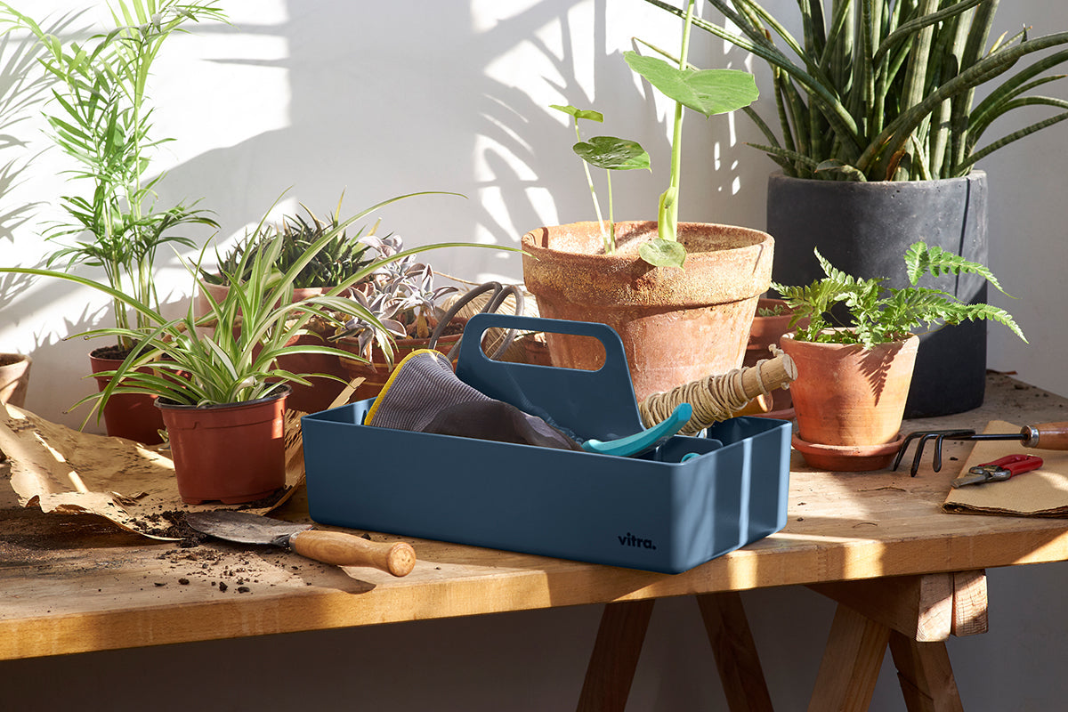 Vitra_Toolbox_mit_Griff_Farbe_Meerblau_auf_Pflanztisch_mit_Gartenutensilien