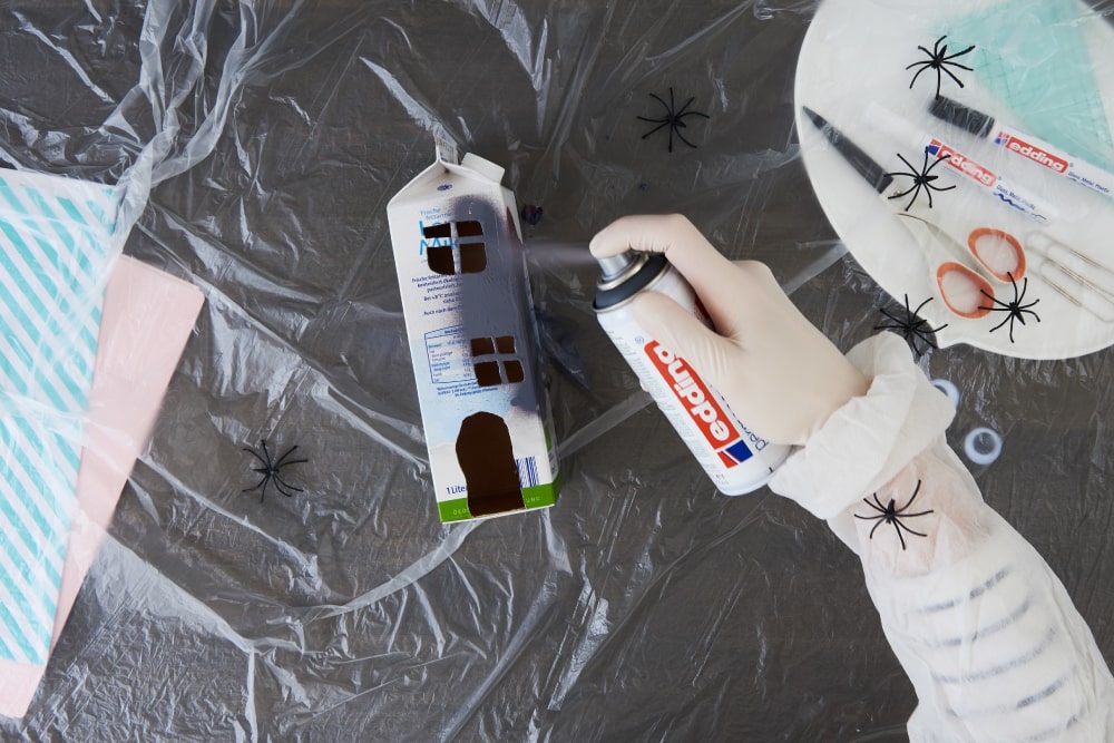 Edding Permanentspray Anwendungsbeispiel für Halloweendekoration in anthrazit matt