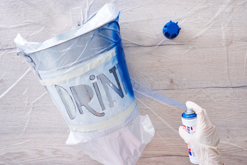 Edding Permanentspray Anwendungsbeispiel für lackierten Schriftzug in enzianblau matt