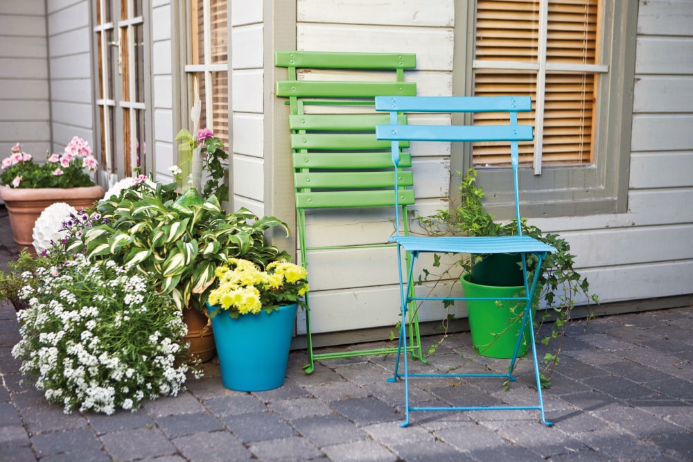 Mit Edding Permanentspray lackierte Gartenstühle in gelbgrün matt und pastellblau matt