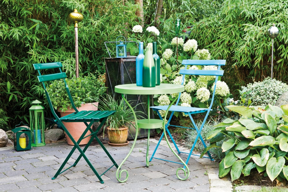 Mit Edding Permanentspray lackierter Gartenstuhl in mossgrün matt, pastellgrün matt und pastellblau matt