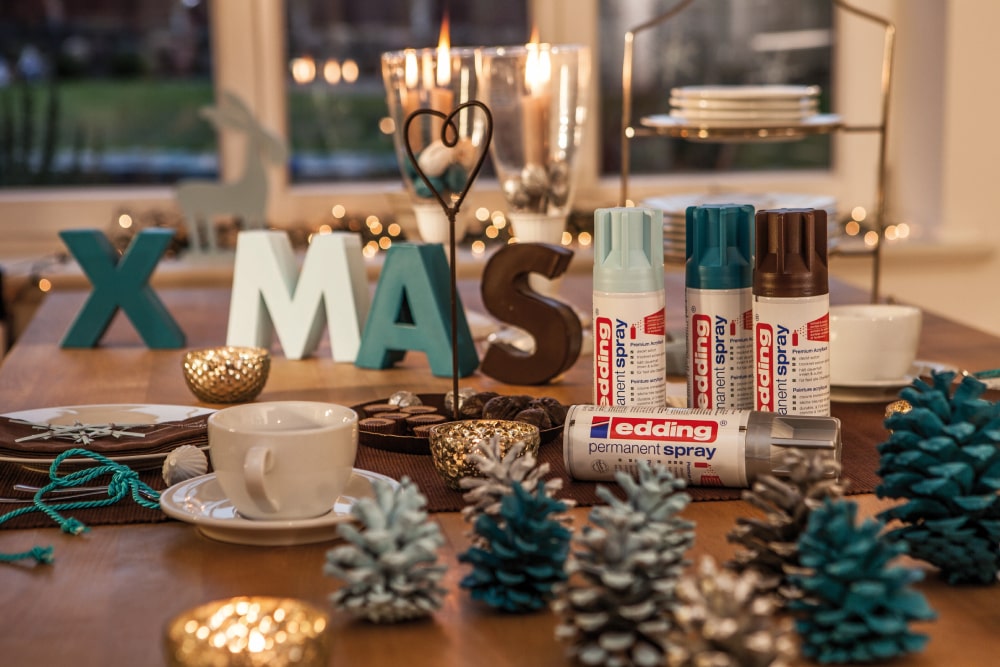 Mit Edding Permanentspray lackierte Weihnachts-Dekoration in silber matt, schokoladenbraun matt, petrol matt und pastellblau matt