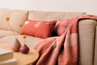 Räder Kissen "Kieselsteine" auf einem Sofa