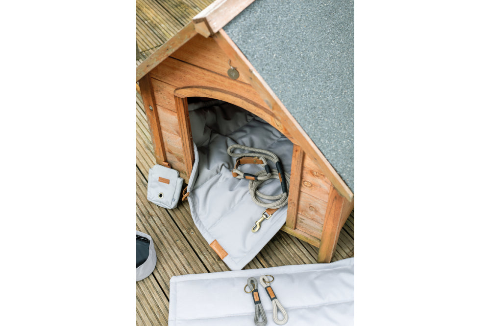 Räder kleine Decke "Faulpelz" aus der Serie Pets in einer Hundehütte