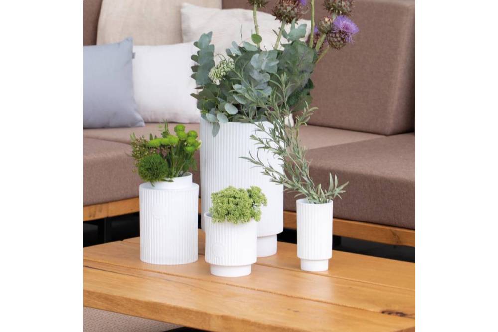 Räder - Vase "Hausfreunde" Groß weiße Vase aus Porzellan in Riffeloptik dekoriert mit Pflanzen und anderen Vasen der Serie Hausfreunde
