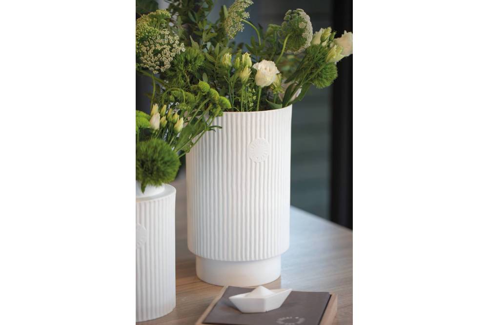 Räder - Vase "Hausfreunde" Groß weiße Vase aus Porzellan in Riffeloptik dekoriert mit Pflanzen