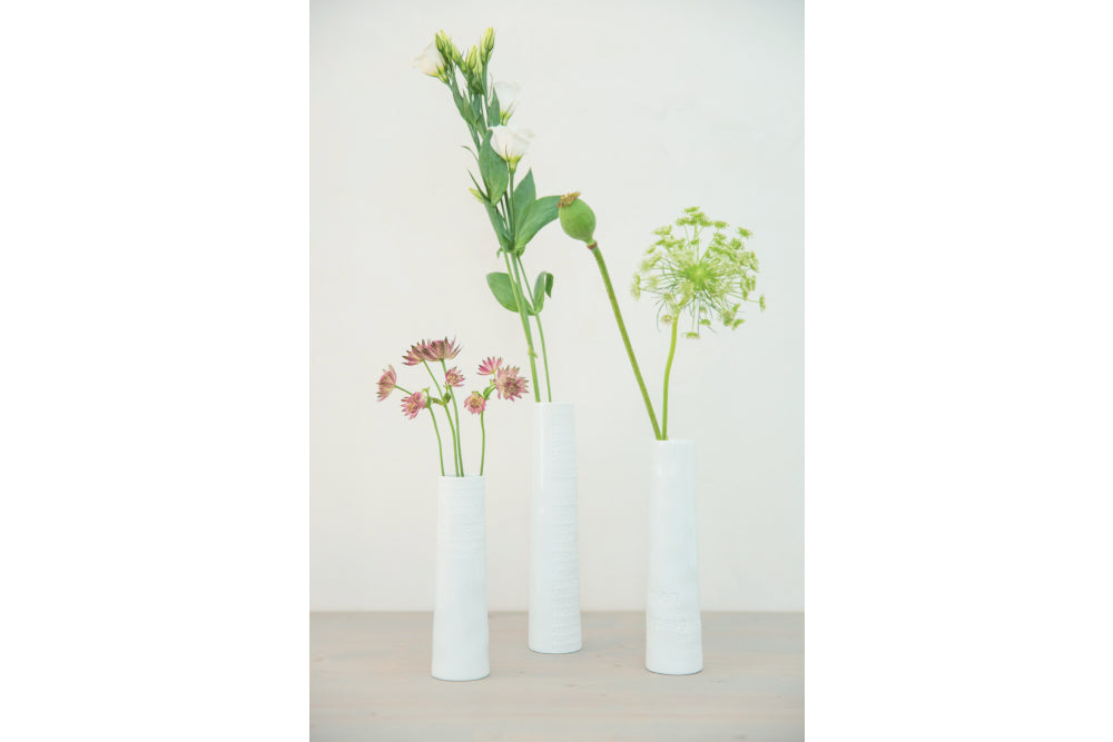 Räder Schmale Vase "Groß Text" mit Schmale Vase "Klein Text" und Schmale Vase "Mittel Blumen" aus der Serie Raumpoesie