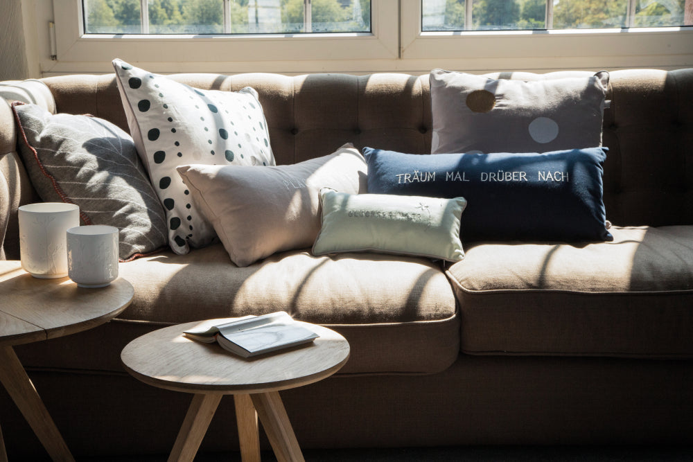 Räder Tagtraumkissen "Träum Mal Drüber Nach" auf einem Sofa dekoriert