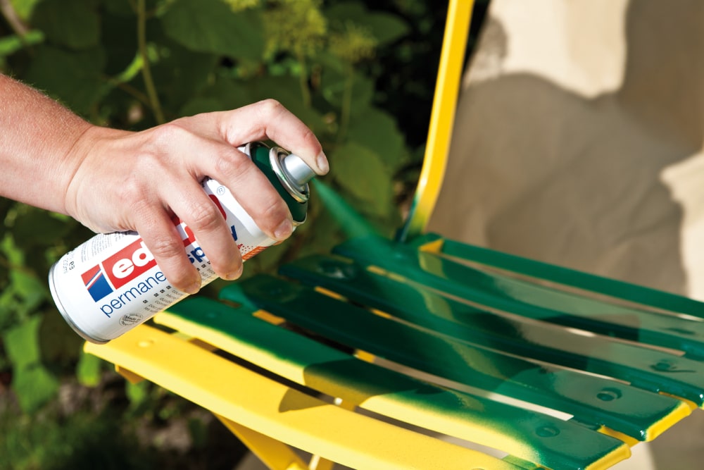 Edding Permanentspray Anwendungsbeispiel für Gartenstuhl in moosgrün matt