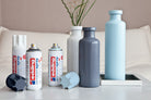 Mit Edding Permanentspray lackierte Vasen in pastellblau matt, anthrazit matt und cremeweiß matt