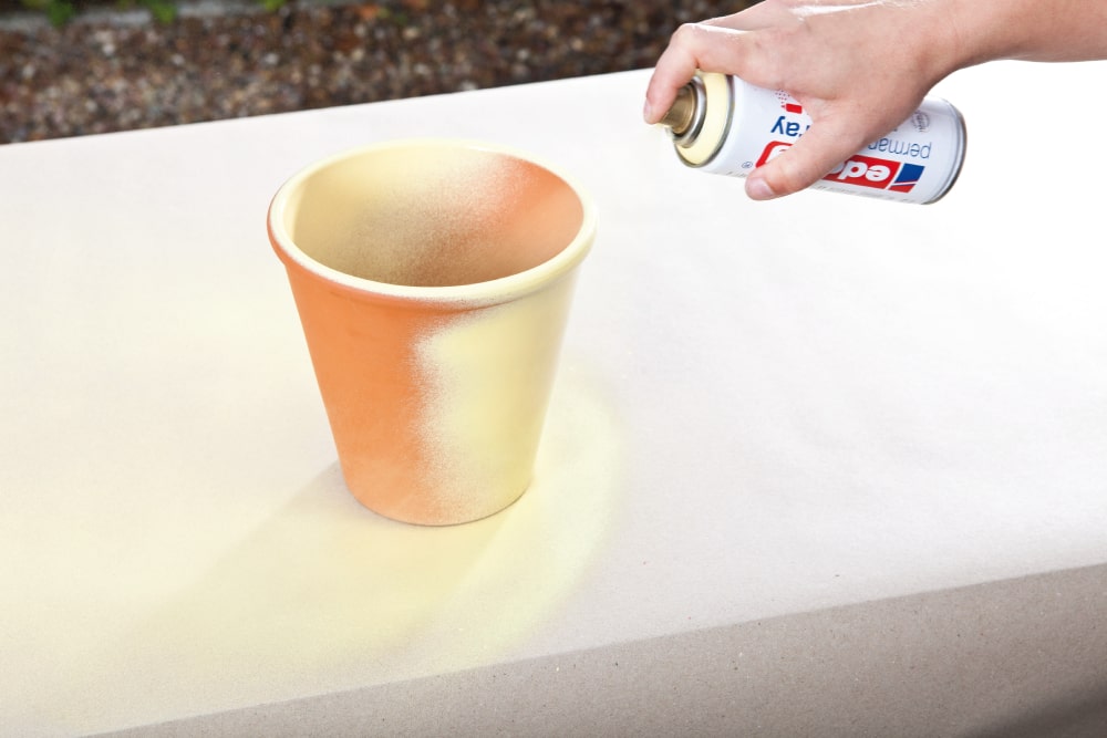 Edding Permanentspray Anwendungsbeispiel für lackierten Blumentopf in pastellgelb matt