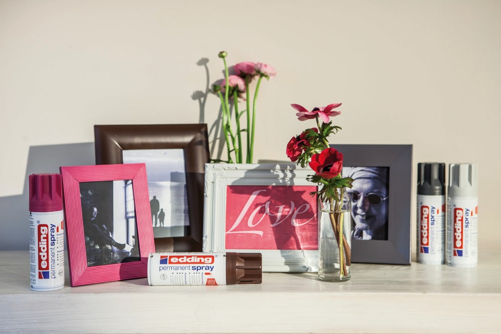 Mit Edding Permanentspray lackierte Bilderrahmen in telemagenta matt, schokoladenbraun matt, lichtgrau matt und anthrazit matt