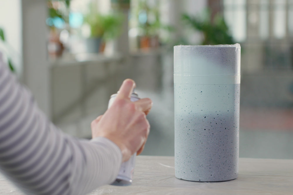Edding Permanentspray Anwendungsbeispiel für die Grundierung einer Beton-Dekoration mit der Universalgrundierung grau