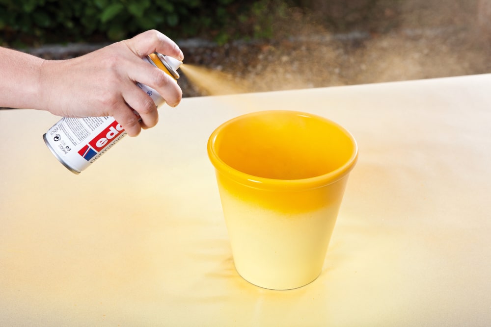 Edding Permanentspray Anwendungsbeispiel für einen lackierten Blumentopf in verkehrsgelb matt und pastellgelb matt