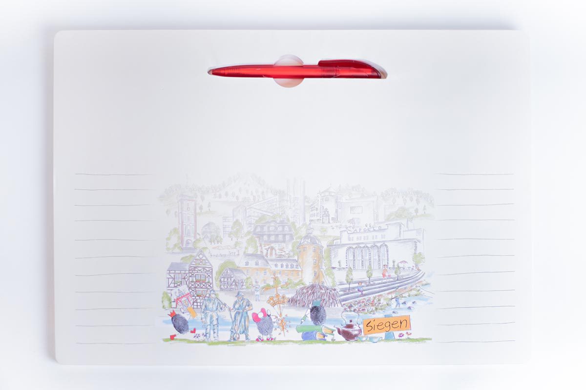 Schreibunterlage mit der Stadt Siegen als Zeichnung mit einer Einbuchtung wo ein Roter Kugelschreiber drin liegt